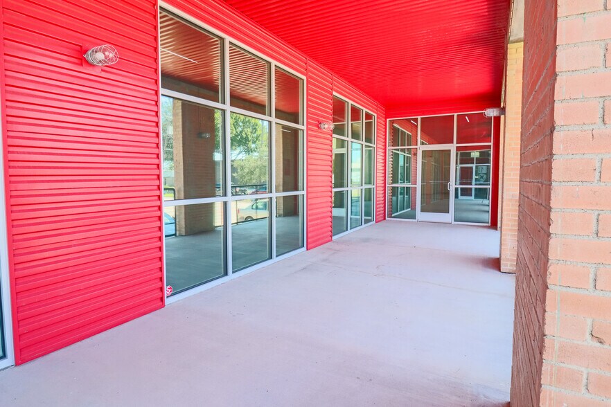 More Photos Of 2320 Valdina St, Dallas Showroom For Lease