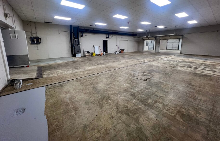More Photos Of 2121 Meridian Ave, Huntsville Flex For Lease