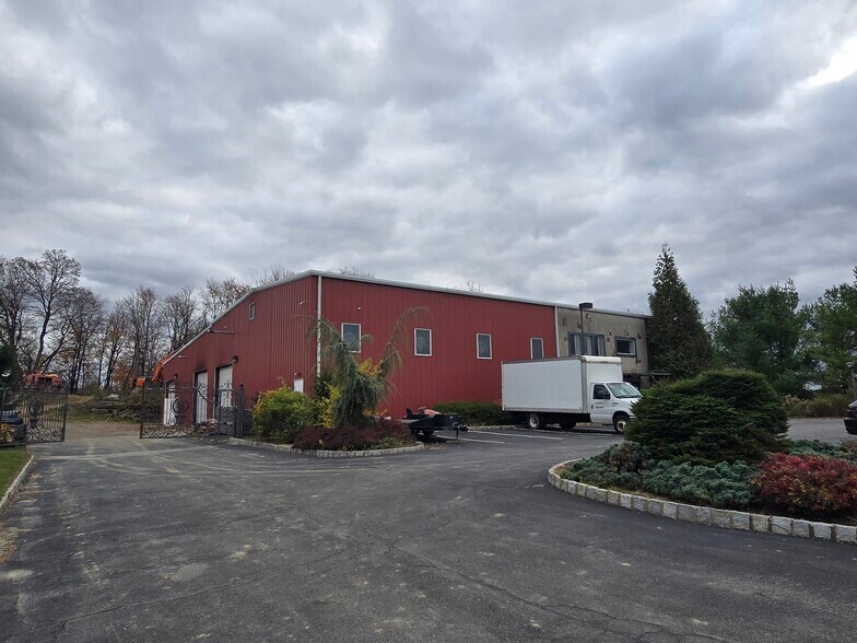 More Photos Of 14 Park Dr, Franklin Warehouse For Lease