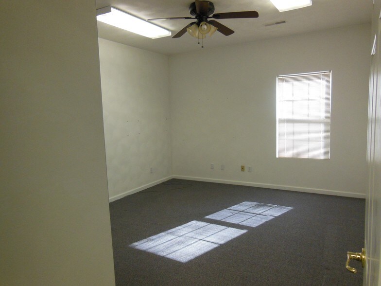 More Photos Of 144 Lincoln Place Ct, Belleville Medical For Sale
