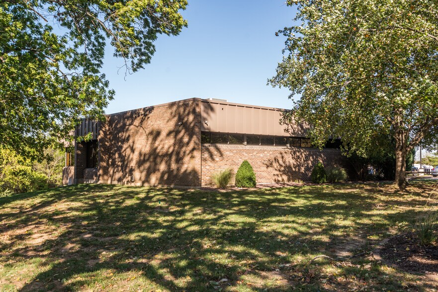 More Photos Of 1423 Randy Ln, Jefferson City Office For Sale