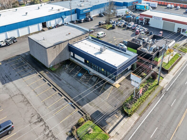 More Photos Of 390 Lancaster Dr NE, Salem Freestanding For Sale