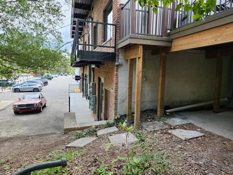 More Photos Of 730 N Old Woodward Ave, Birmingham Storefront Retail Office For Lease