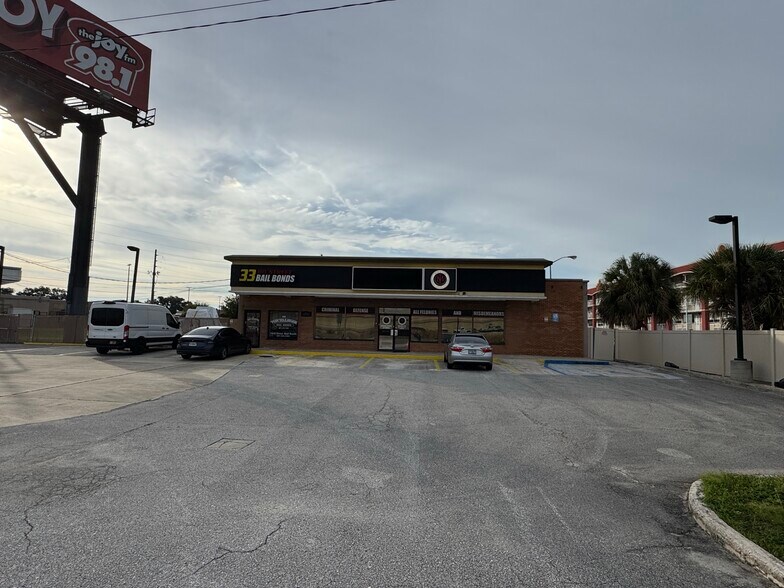Primary Photo Of 2480 33rd St, Orlando Convenience Store For Lease