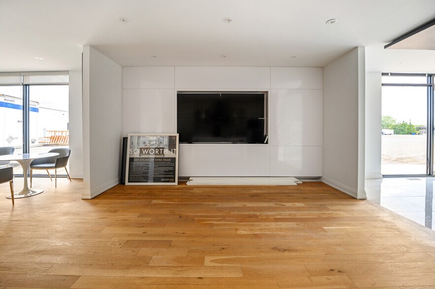 More Photos Of 11840 Keele St, Vaughan Office For Sale