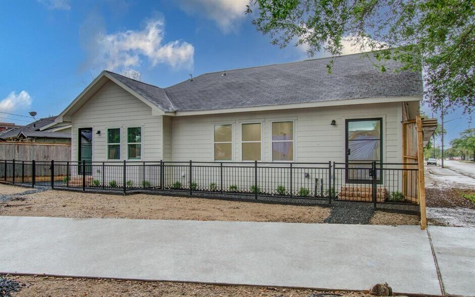 More Photos Of 4006 Navigation Blvd, Houston Office Residential For Lease