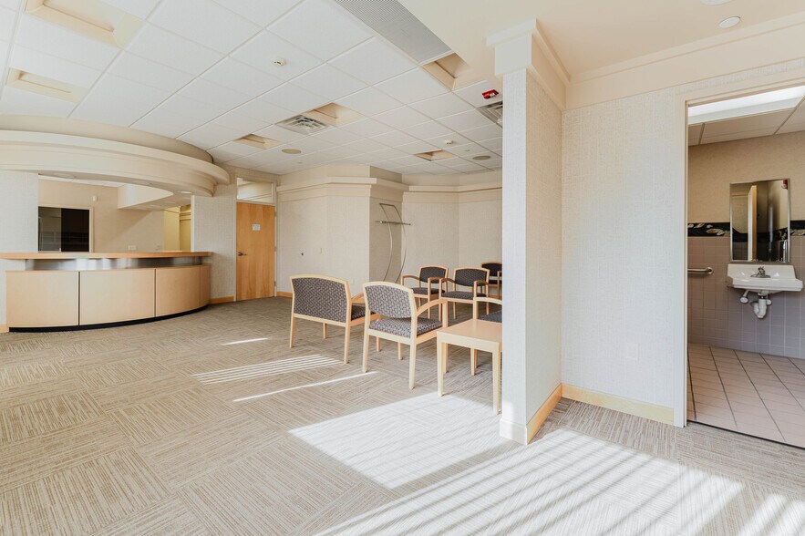 More Photos Of 1875 West Pointe Dr, Oshkosh Medical For Sale
