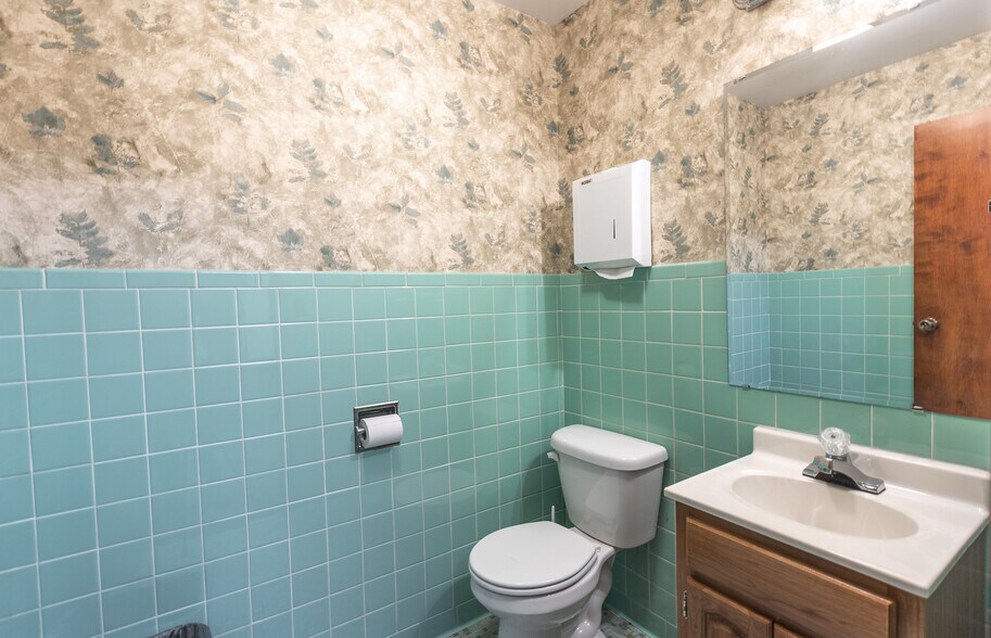 More Photos Of 216 W 2nd St, Dixon Bank For Sale