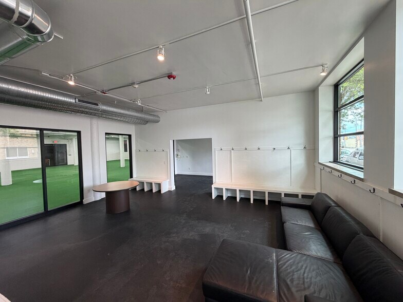 More Photos Of 101 W Capitol Dr, Milwaukee Warehouse For Sale