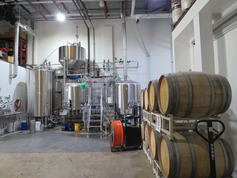 More Photos Of 1426 E 4th St, Charlotte Storefront For Lease