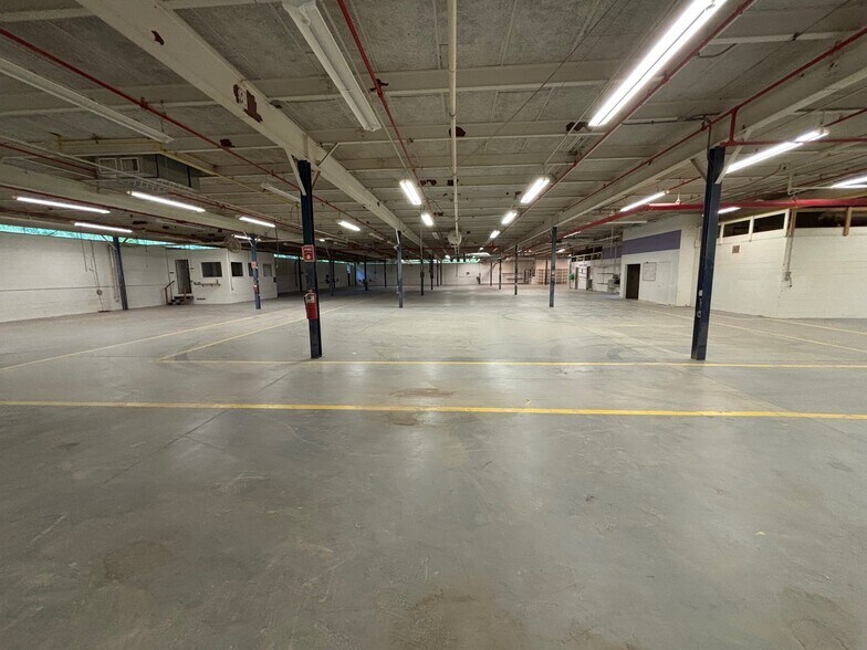 More Photos Of 72 Northwest Dr, Plainville Manufacturing For Sale