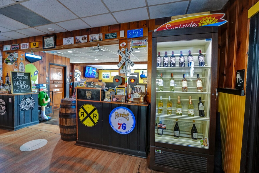 More Photos Of 36 Railroad St, Linfield Restaurant For Sale