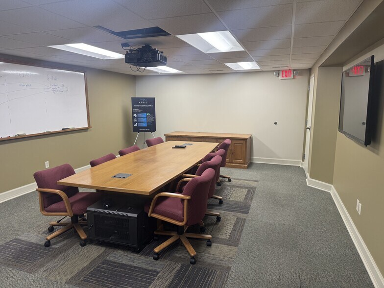 More Photos Of 818 Erwin St, Elkhart Office For Lease