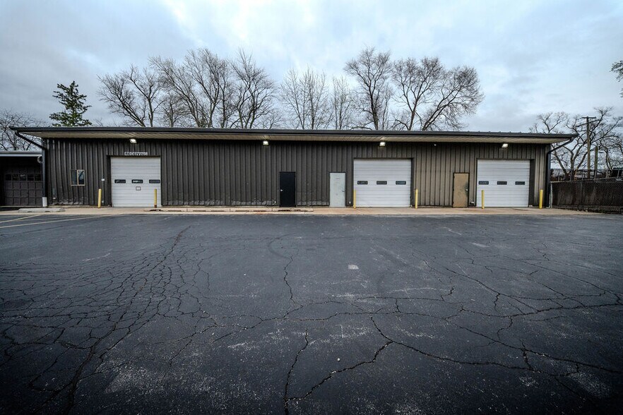 More Photos Of 670 E Calhoun St, Woodstock Flex For Lease