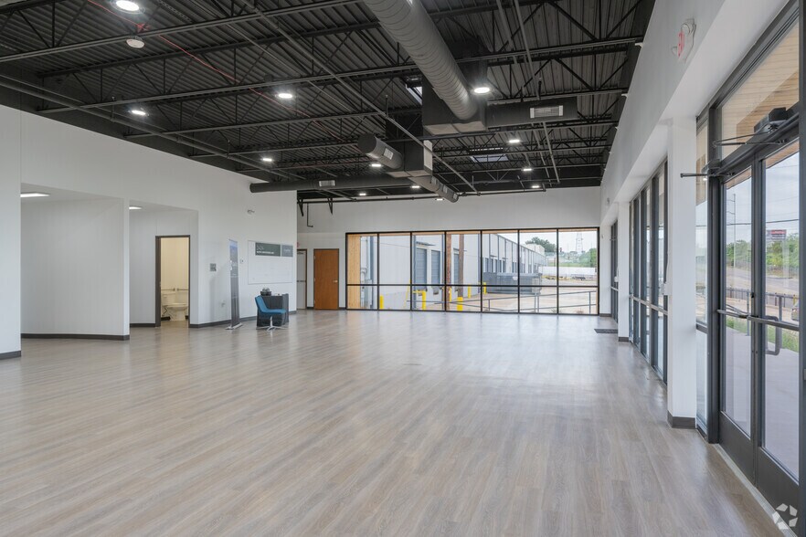 More Photos Of 2424 N Westmoreland Rd, Dallas Manufacturing For Lease