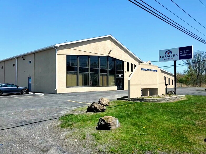 More Photos Of 7510-7512 Porter Rd, Niagara Falls Flex For Lease
