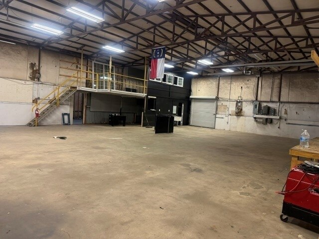 More Photos Of 6659 Denver Industrial Park Rd, Denver Service For Lease