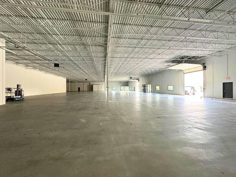 More Photos Of 120 Business Pk Dr, Hudson Oaks Warehouse For Lease
