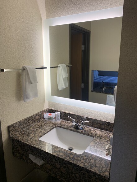 More Photos Of 11 E South Ave, Chippewa Falls Hotel For Sale