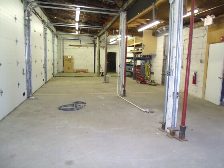 More Photos Of 411 Holmes St, Frankfort Light Distribution For Sale