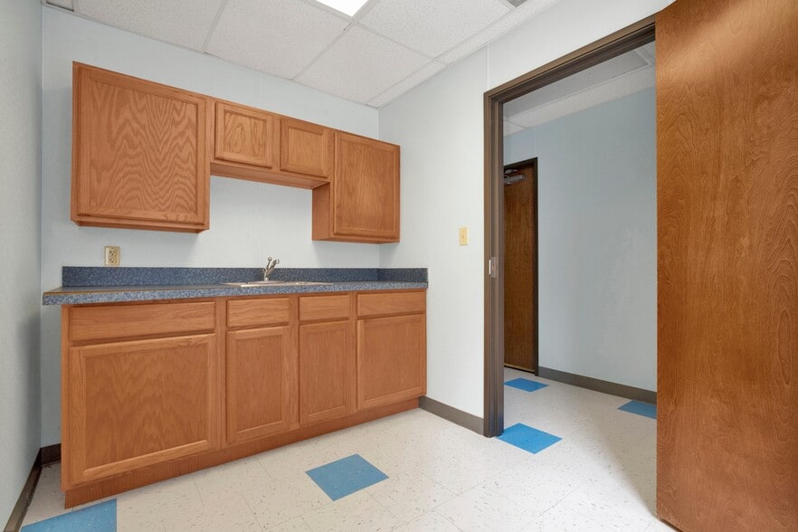 More Photos Of 2407 W 5th St, Lumberton Office For Sale