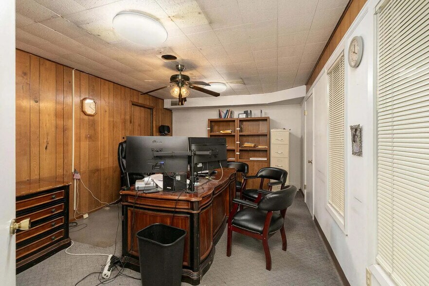 More Photos Of 105 W Cherry St, Nevada Office For Sale