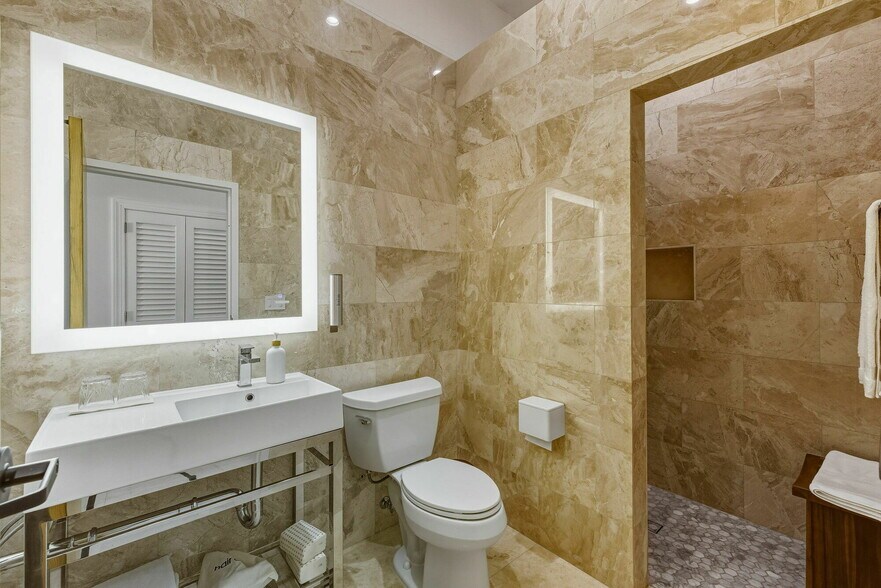 More Photos Of 529-533 Lincoln Rd, Miami Beach Storefront For Sale