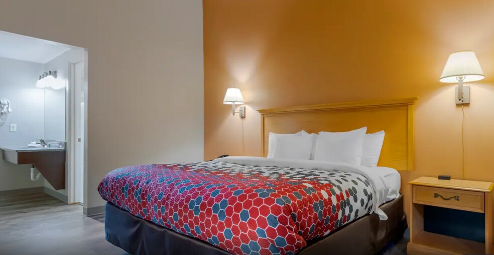 More Photos Of 2050 S US 41, Marquette Hotel For Sale