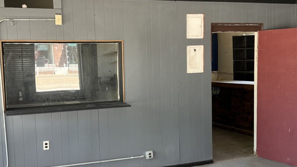 More Photos Of 64 Main & Highway 64B, Crawfordsville Service For Lease