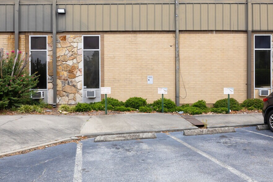 More Photos Of 215 Marvin Miller Dr SW, Atlanta Light Distribution For Sale
