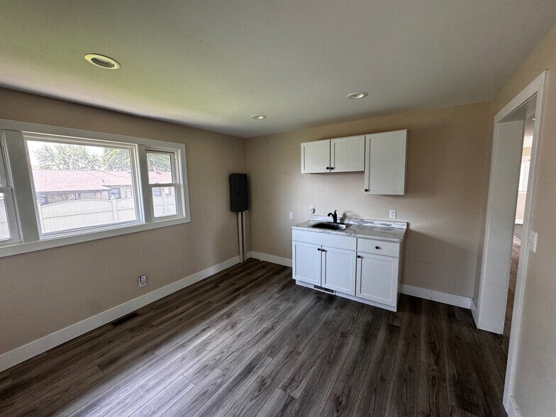 More Photos Of 906 Shooting Park Rd, Peru Freestanding For Lease