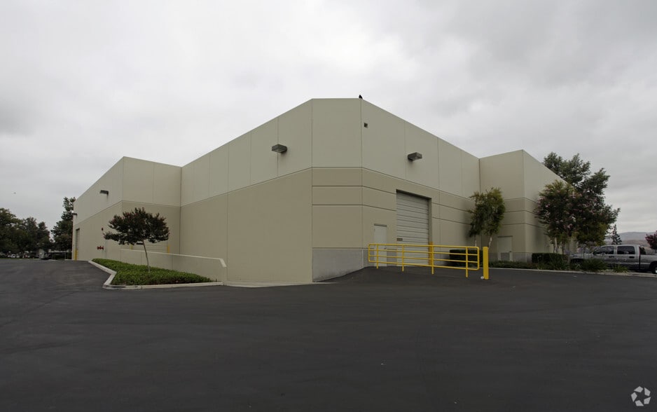 More Photos Of 26038 Business Center Dr, Loma Linda Warehouse For Lease