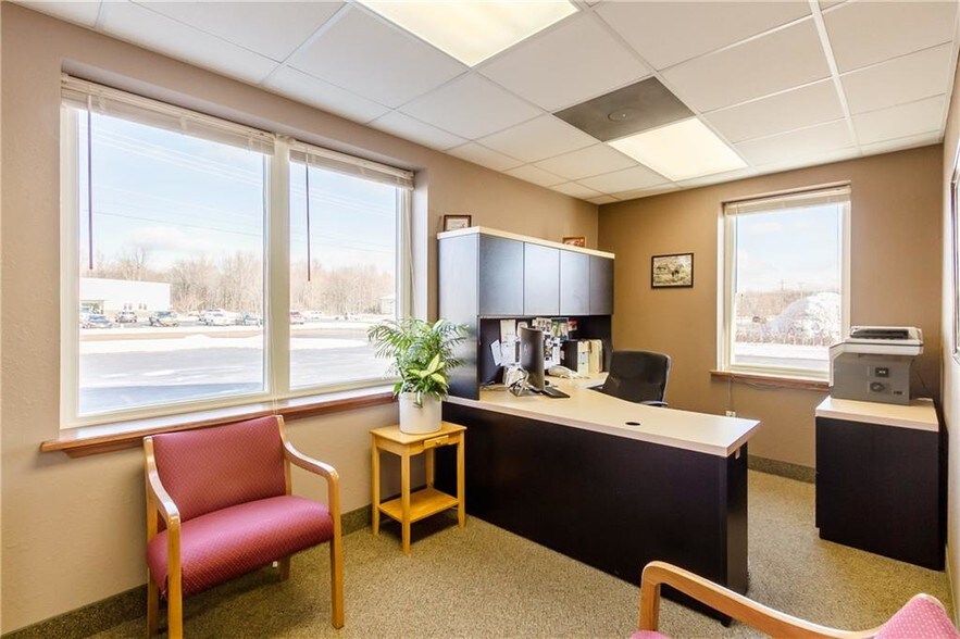 More Photos Of 252 David Pky, Ontario Warehouse For Lease