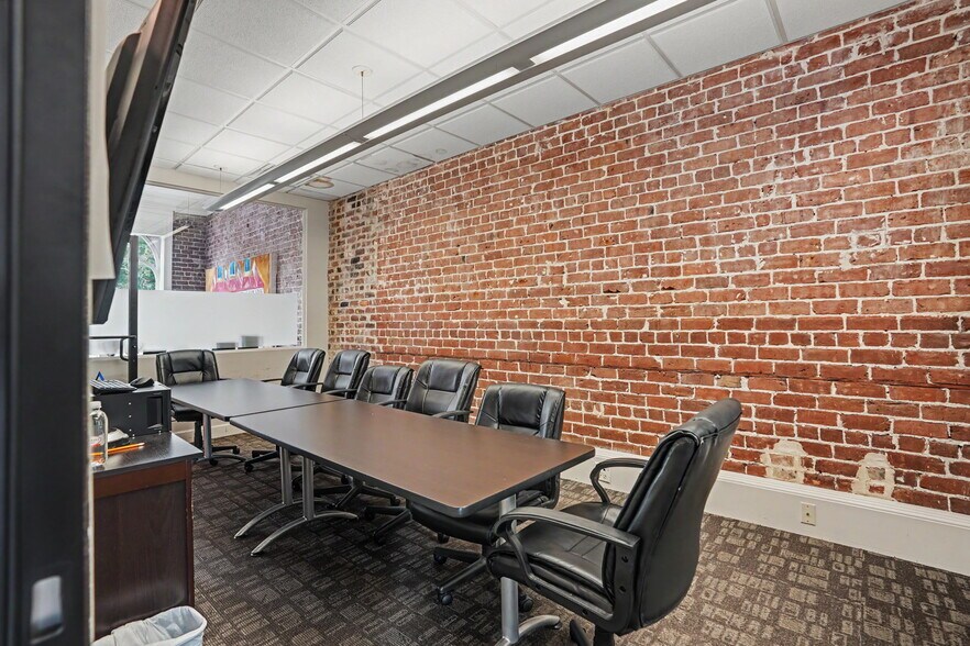 More Photos Of 12 E Bay St, Savannah Storefront Retail Office For Lease