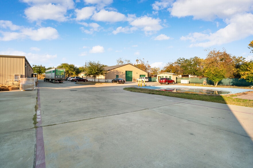 More Photos Of 207 W Archer Rd, Baytown Warehouse For Sale