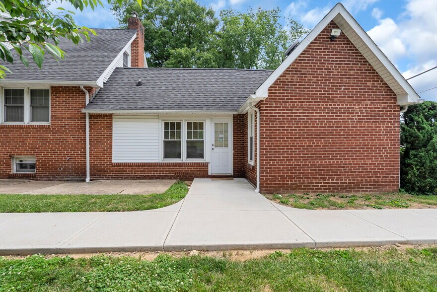More Photos Of 8-10 Tindall Rd, Middletown Office For Lease