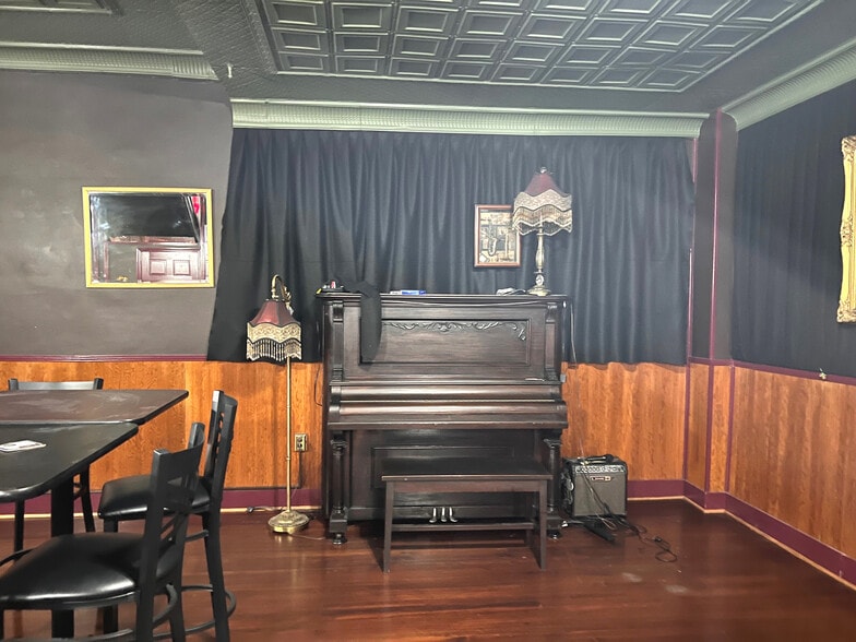 More Photos Of 32 Franklin St, Martinsville Storefront For Sale