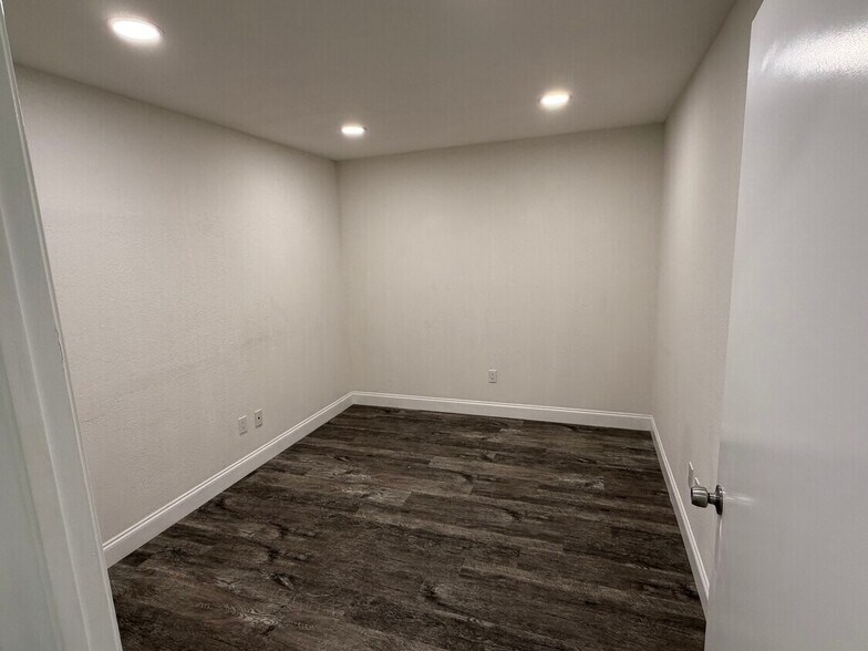 More Photos Of 5116 Sun Valley Dr, Fort Worth Flex For Lease