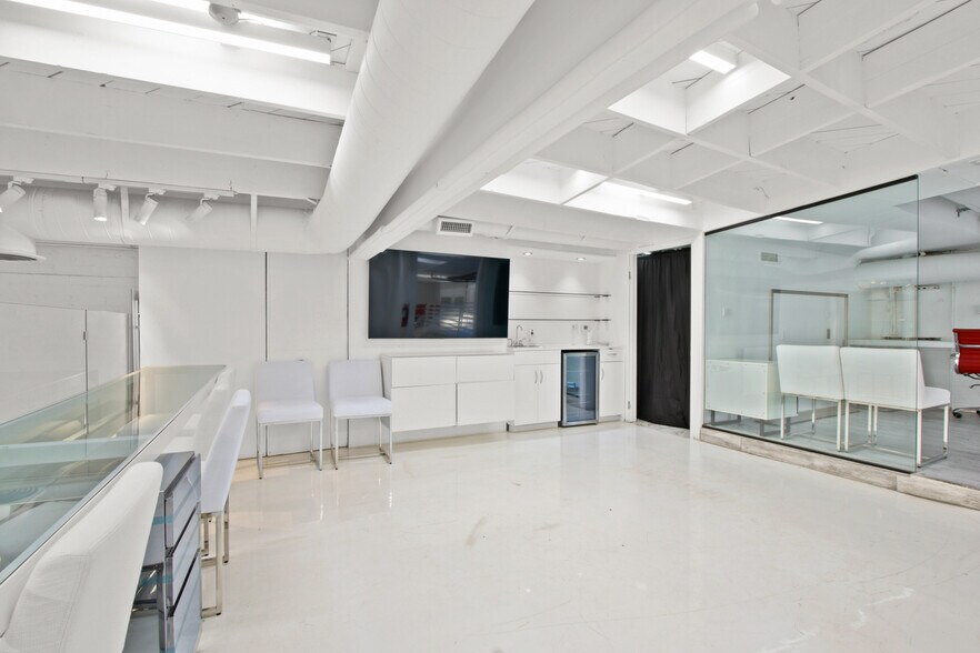 More Photos Of 165-171 S Robertson Blvd, Beverly Hills Storefront For Lease