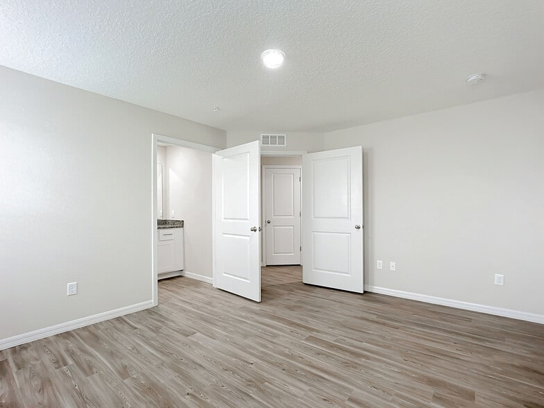 More Photos Of 9556 Hood Rd, Jacksonville Apartments For Sale