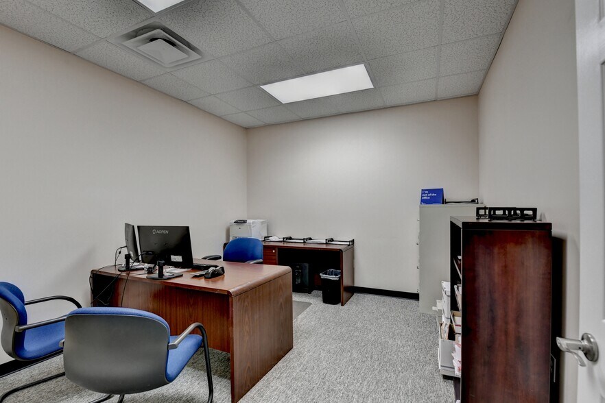 More Photos Of 4325 Creek Park Dr, Suwanee Light Distribution For Sale