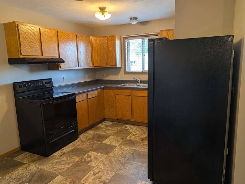 More Photos Of 412-418 2nd Ave, Canistota Apartments For Sale