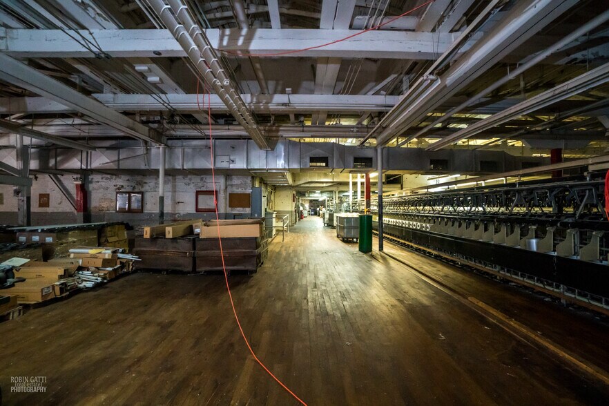 More Photos Of 94 E Adams St, Forsyth Warehouse For Lease