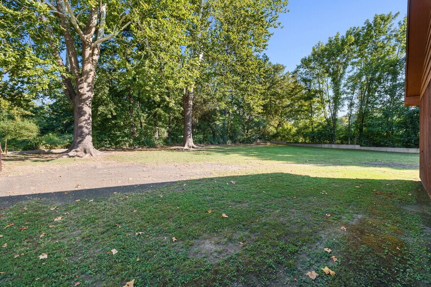 More Photos Of 1225 W Center St, Greenwood Office For Sale