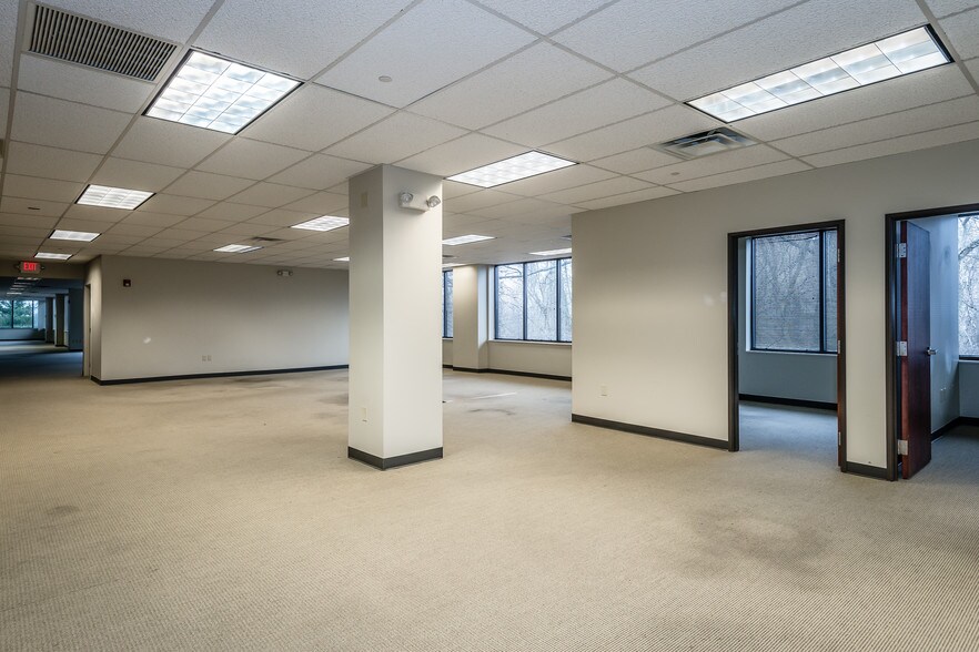 More Photos Of 2720 Airport Dr, Columbus Unknown For Lease