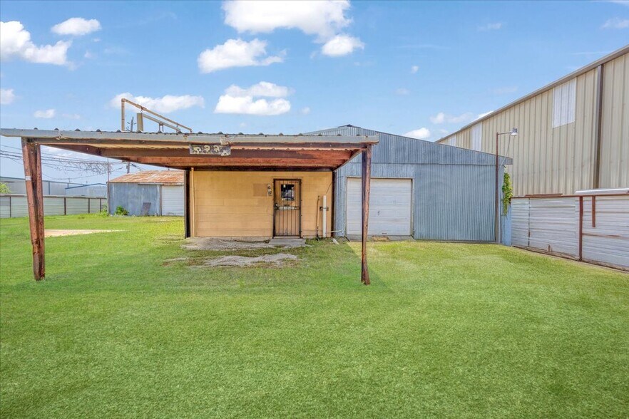 More Photos Of 6334 Midvale Ave, Houston Warehouse For Lease