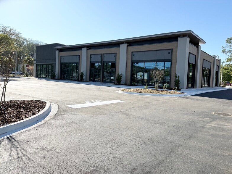 More Photos Of 8730 Baymeadows Rd, Jacksonville Storefront For Lease