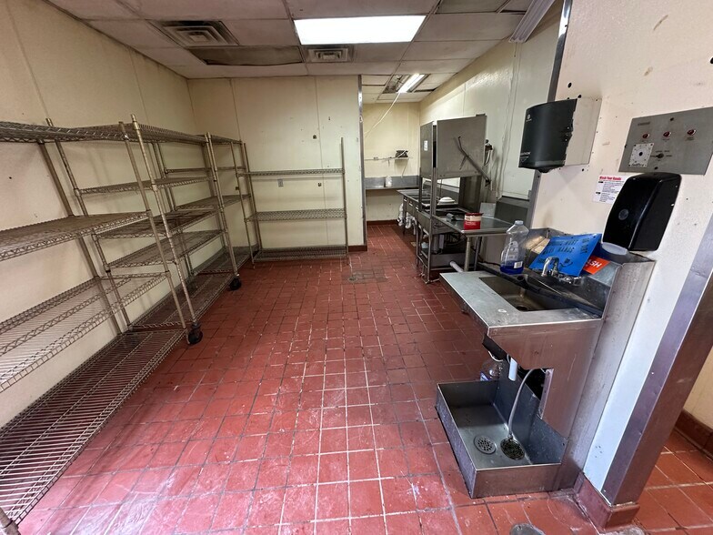 More Photos Of 2814 Portage St, Kalamazoo Fast Food For Lease