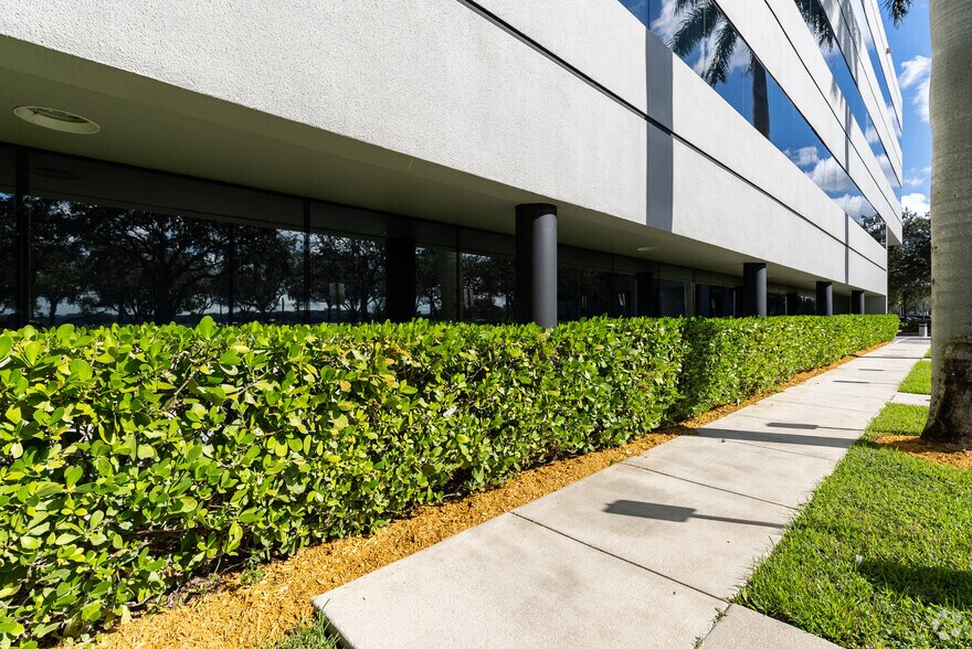 More Photos Of 8100 Oak Ln, Miami Lakes Office For Lease