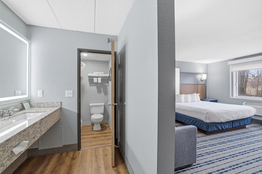 More Photos Of 4675 White Bear Pky, White Bear Lake Hotel For Sale